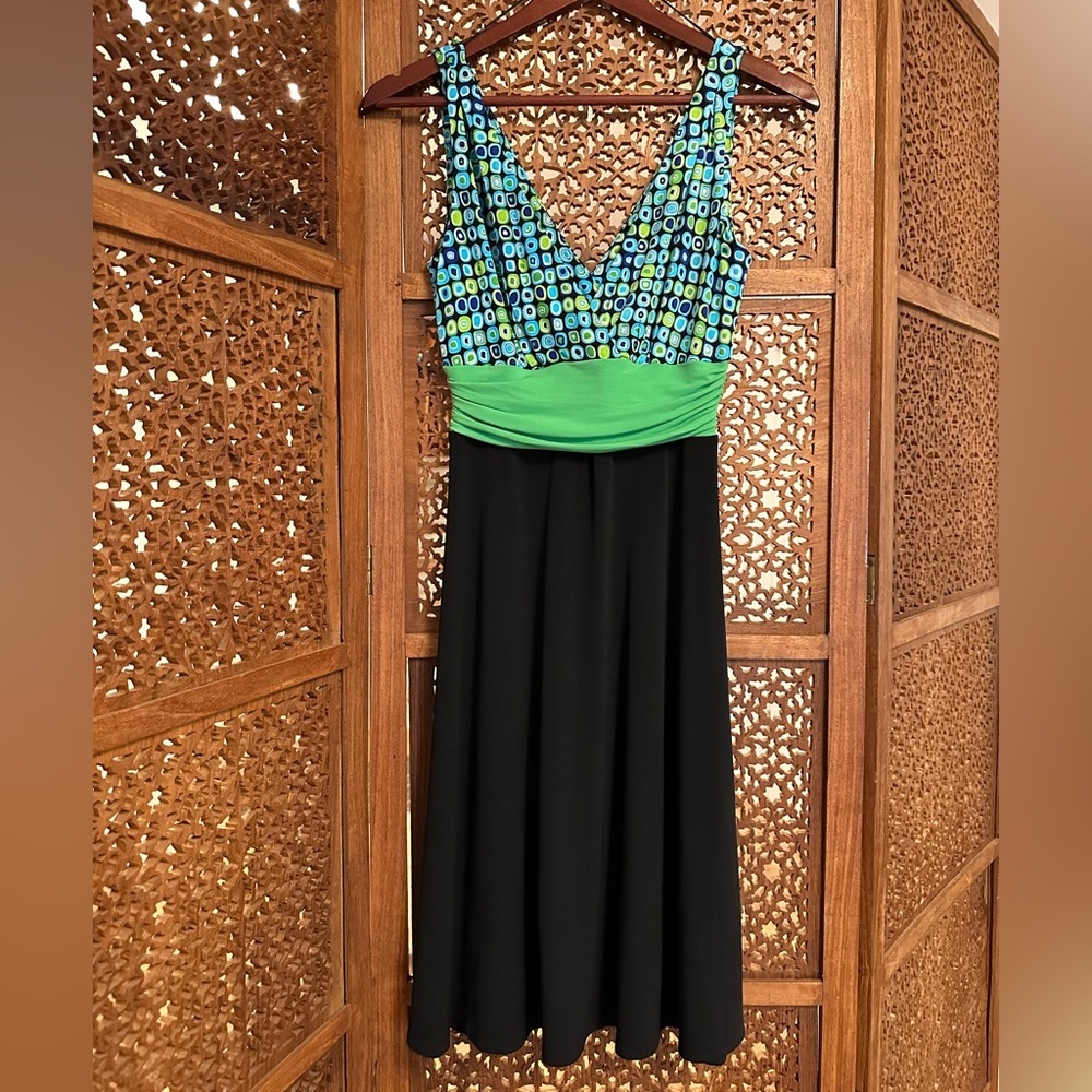 🚺 London Times green/black geo print v-neck dress